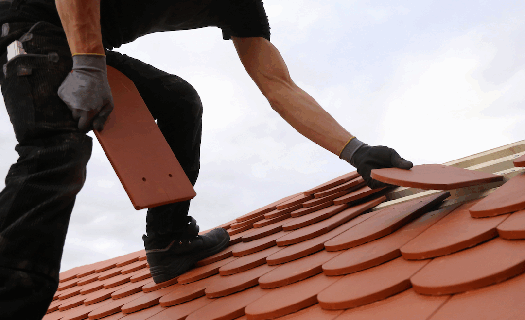 Quand faut-il réparer sa toiture ? Les signes qui ne trompent pas